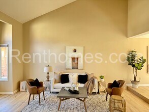 12613 Crest Knolls Ct in San Diego, CA - Building Photo - Building Photo