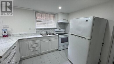 59 Birchcliffe Crescent in Hamilton, ON - Building Photo - Building Photo
