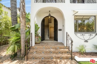 209 N Doheny Dr in Beverly Hills, CA - Building Photo - Building Photo