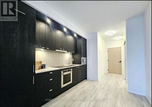 10 Inn On The Pk Dr in Toronto, ON - Building Photo - Building Photo