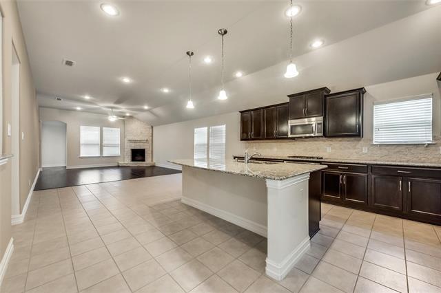 601 Elm Creek Dr in Lewisville, TX - Foto de edificio - Building Photo