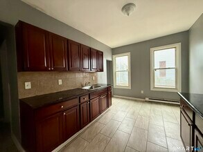 72 Burton St in Waterbury, CT - Building Photo - Building Photo