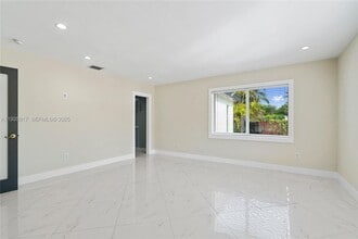 13611 SW 77th St in Miami, FL - Foto de edificio - Building Photo