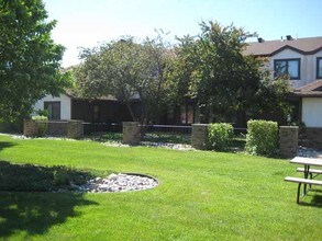 Candle Park West Townhomes in Fargo, ND - Foto de edificio - Building Photo