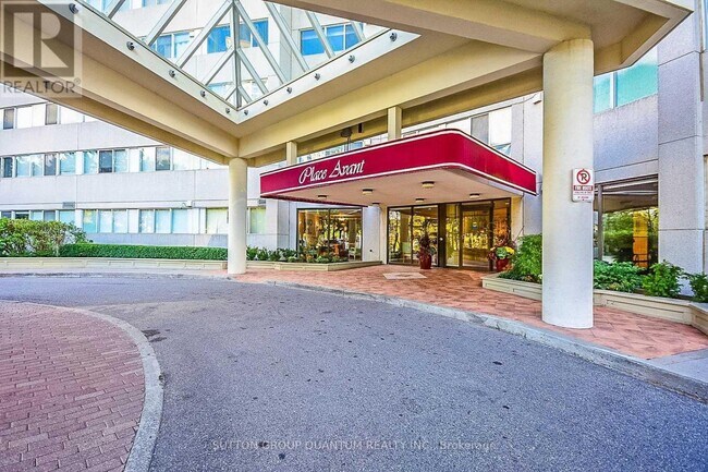 3700 Kaneff Crescent in Mississauga, ON - Building Photo - Building Photo