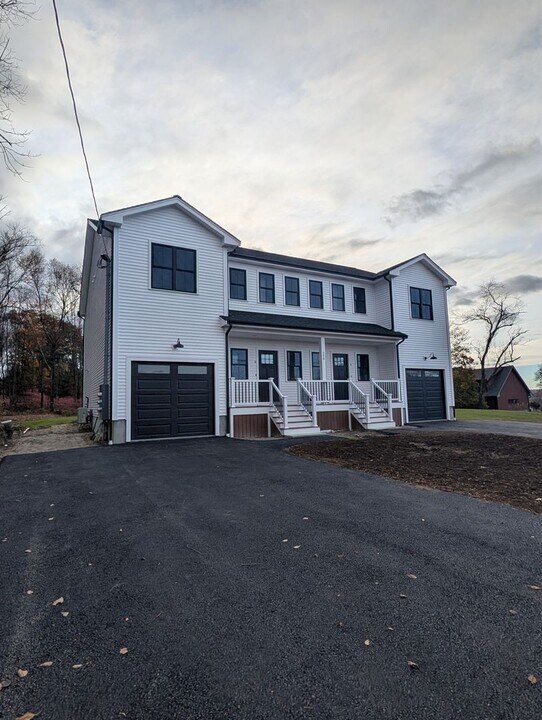 398 Sutton St in Uxbridge, MA - Foto de edificio