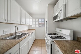 1051 S Holt Ave in Los Angeles, CA - Building Photo - Building Photo