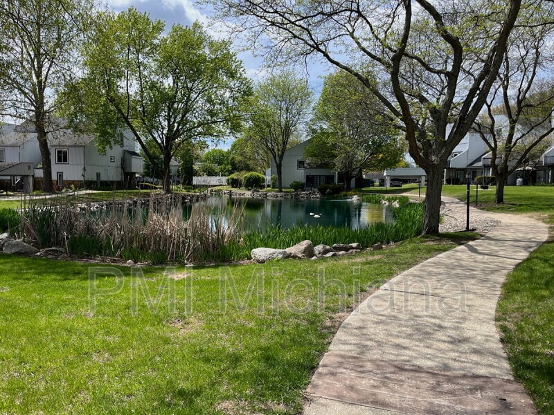 18120 N Stoneridge Dr in South Bend, IN - Building Photo