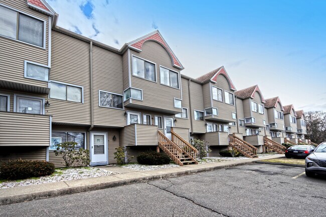 40 Crest St in West Haven, CT - Building Photo - Building Photo