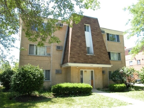 2001 Narcissus Ave in Hanover Park, IL - Building Photo