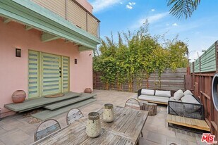 621 Rose Ave in Los Angeles, CA - Building Photo