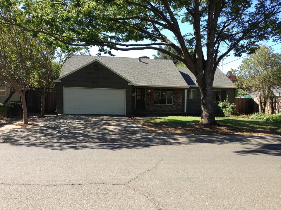 1006 Maple Ln in Davis, CA - Building Photo