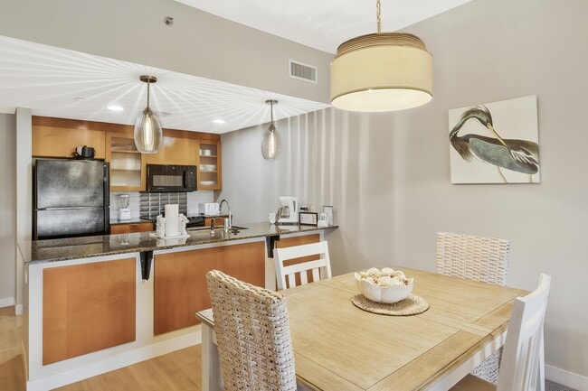 9700 Grand Sandestin Blvd in Miramar Beach, FL - Foto de edificio - Building Photo