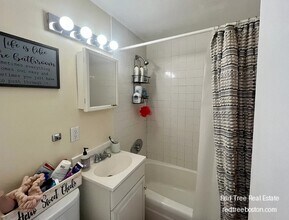 108 Myrtle St, Unit 10 in Boston, MA - Building Photo - Building Photo