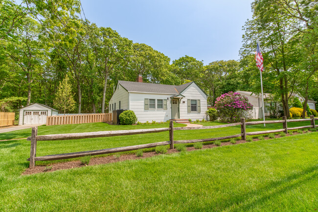 1850 Rocky Point Rd in East Marion, NY - Building Photo - Building Photo