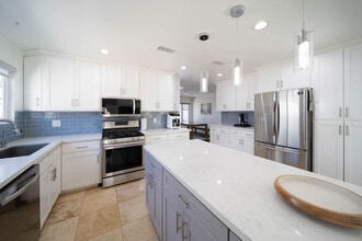 6661 Franrivers Ave in West Hills, CA - Foto de edificio - Building Photo