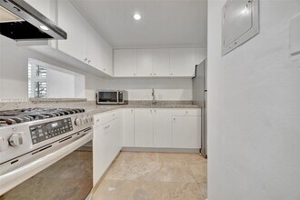 6890 N Kendall Dr in Miami, FL - Building Photo - Building Photo