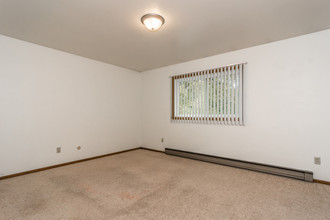 Amberwood Court Apartment Community in Grand Forks, ND - Building Photo - Building Photo