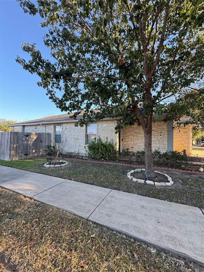 15200 Mandarin Crossing in Pflugerville, TX - Building Photo - Building Photo