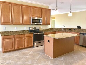 2093 Satsuma Ln in Naples, FL - Foto de edificio - Building Photo