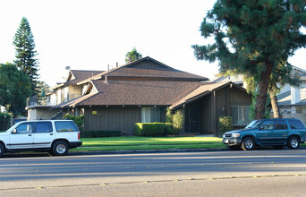 2320 E Ball Rd in Anaheim, CA - Building Photo - Building Photo