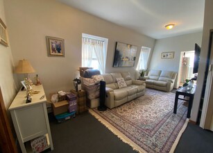 75 Putnam St, Unit 3 in Boston, MA - Foto de edificio - Building Photo