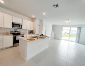 400 SE Crossoak Ln in Port St. Lucie, FL - Foto de edificio - Building Photo