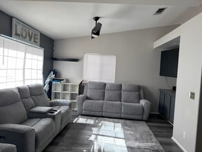 9302 Sierra Vista Cir in Pico Rivera, CA - Foto de edificio - Building Photo