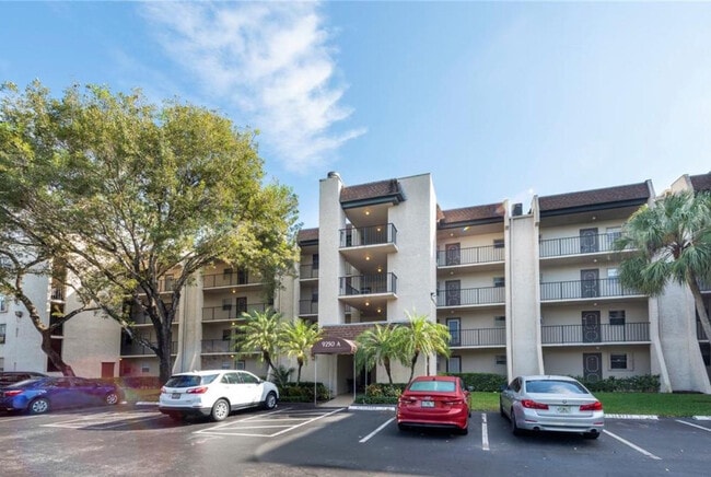9230 Lagoon Pl in Davie, FL - Foto de edificio - Building Photo