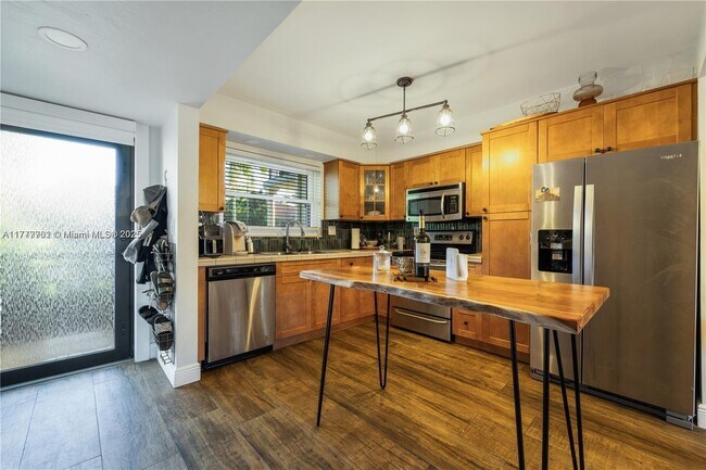 2247 NE 122nd St in North Miami, FL - Foto de edificio - Building Photo
