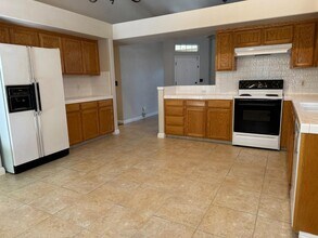 361 W Chennault Ave in Clovis, CA - Building Photo - Building Photo
