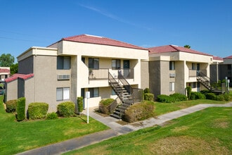 CENTREPOINTE in Colton, CA - Foto de edificio - Building Photo