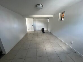 12405 80th Ave S, Unit Basement in Seattle, WA - Foto de edificio - Building Photo