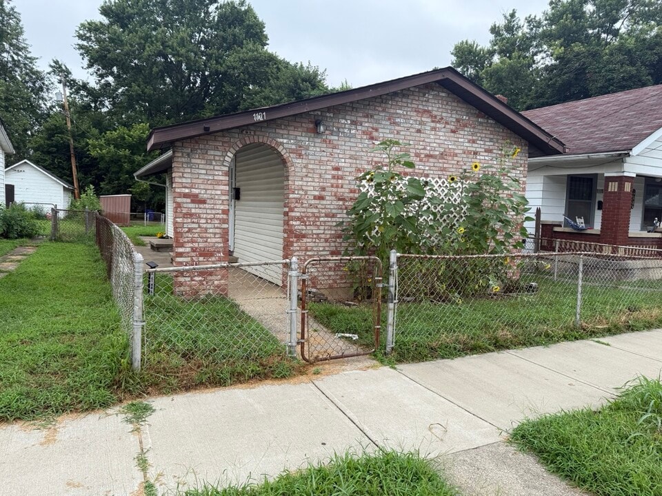 1121 Kahn Ave in Hamilton, OH - Foto de edificio