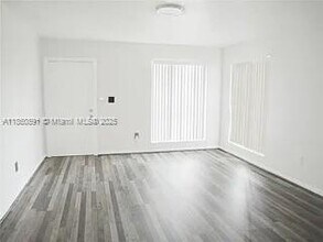 11551 SW 123rd Ave in Miami, FL - Foto de edificio - Building Photo
