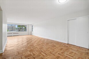 2 Washington Square in Larchmont, NY - Building Photo