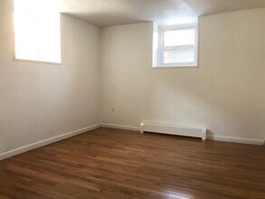 76 Egmont St, Unit B in Brookline, MA - Foto de edificio - Building Photo