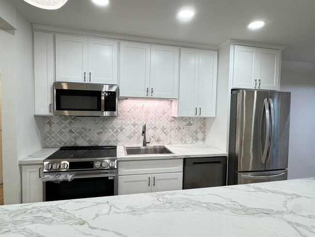 2083 Ascot Dr in Moraga, CA - Foto de edificio - Building Photo