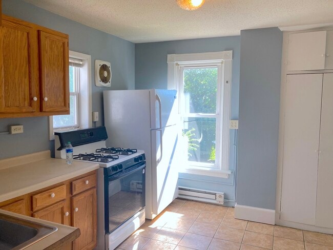 205 E Sanborn St, Unit 2 in Winona, MN - Foto de edificio - Building Photo