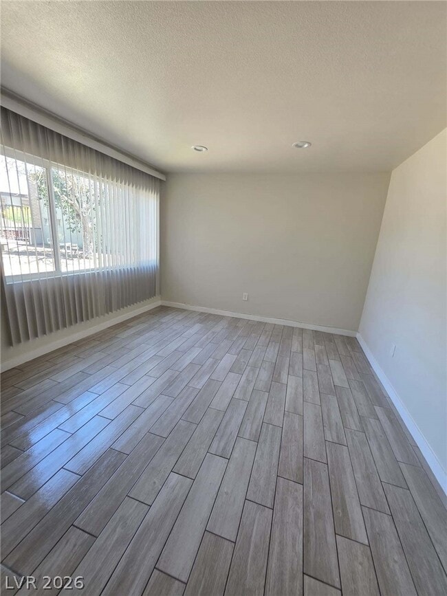 1107 E Desert Inn Rd in Las Vegas, NV - Building Photo - Building Photo