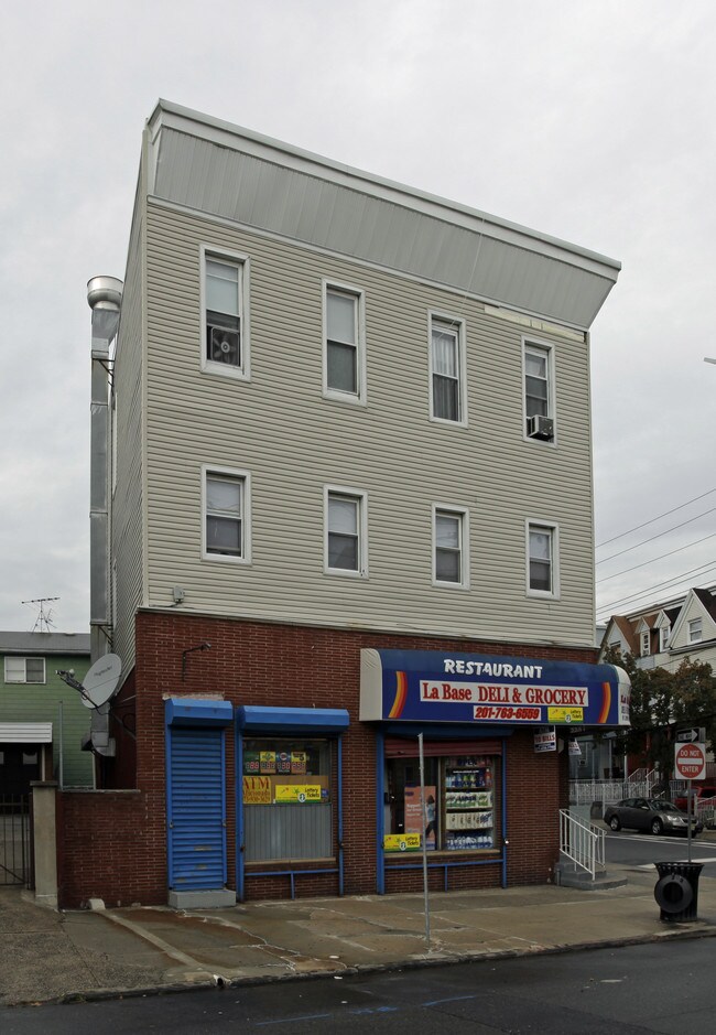 343 Princeton Ave in Jersey City, NJ - Foto de edificio - Building Photo