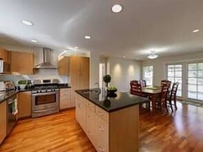 1140 Sinclair St in West Vancouver, BC - Building Photo - Building Photo