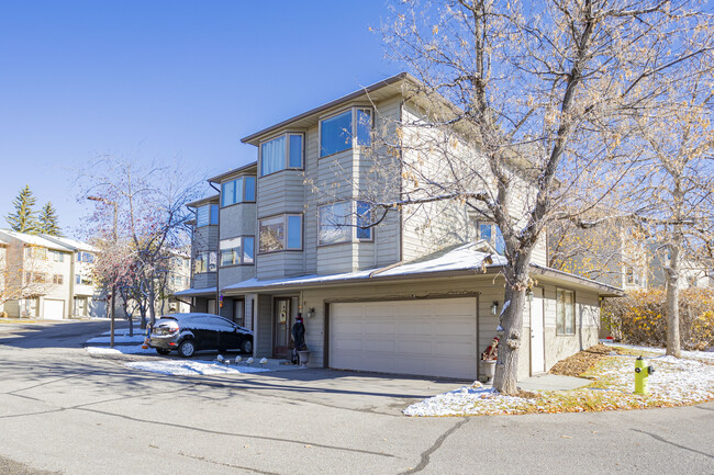 145 Glamis Terr SW in Calgary, AB - Building Photo - Building Photo