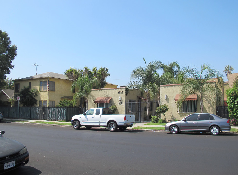 Two Worlds Apartments in Los Angeles, CA - Building Photo