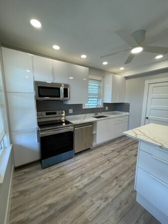 700 Boston Post Rd in Weston, MA - Building Photo