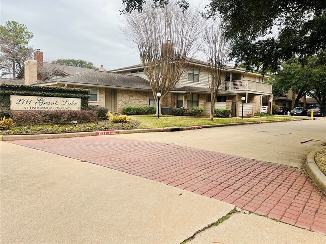 2711 Grants Lake Blvd