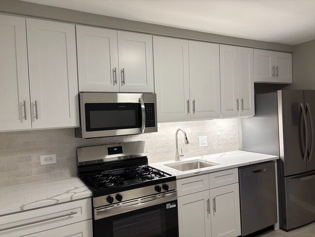 9608 N Greenwood Ave, Unit 1 West