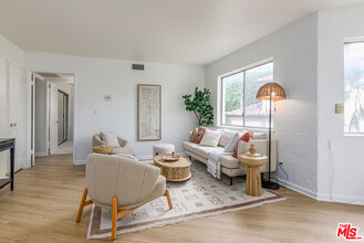 2260 N Cahuenga Blvd in Los Angeles, CA - Building Photo - Building Photo