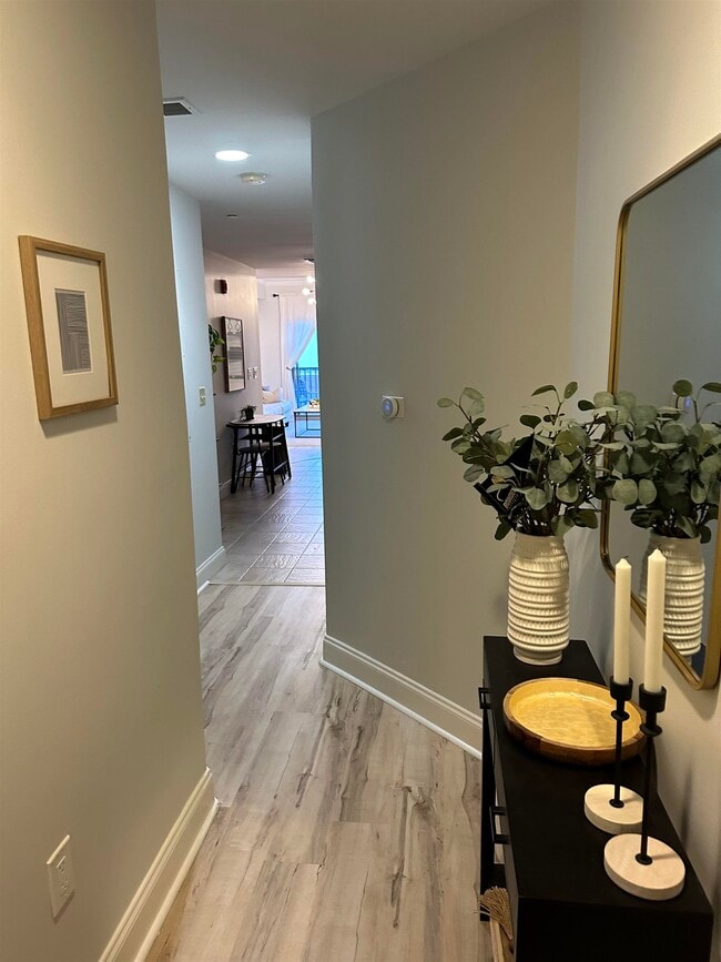 215 W College Ave in Tallahassee, FL - Foto de edificio - Building Photo