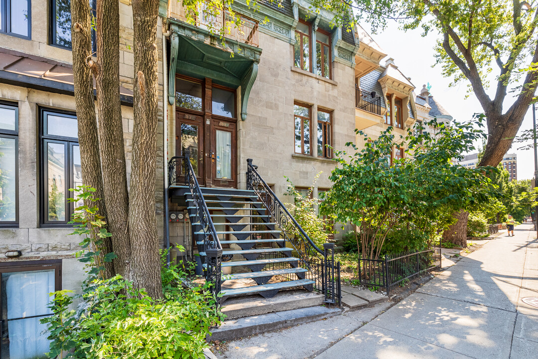 862-872 Sherbrooke Rue E in Montréal, QC - Building Photo